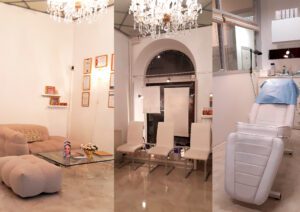 Interiör väntrum och behandlingsrum Lugn interiör från väntrum med soffa och glasbord samt rent och fräscht behandlingsrum